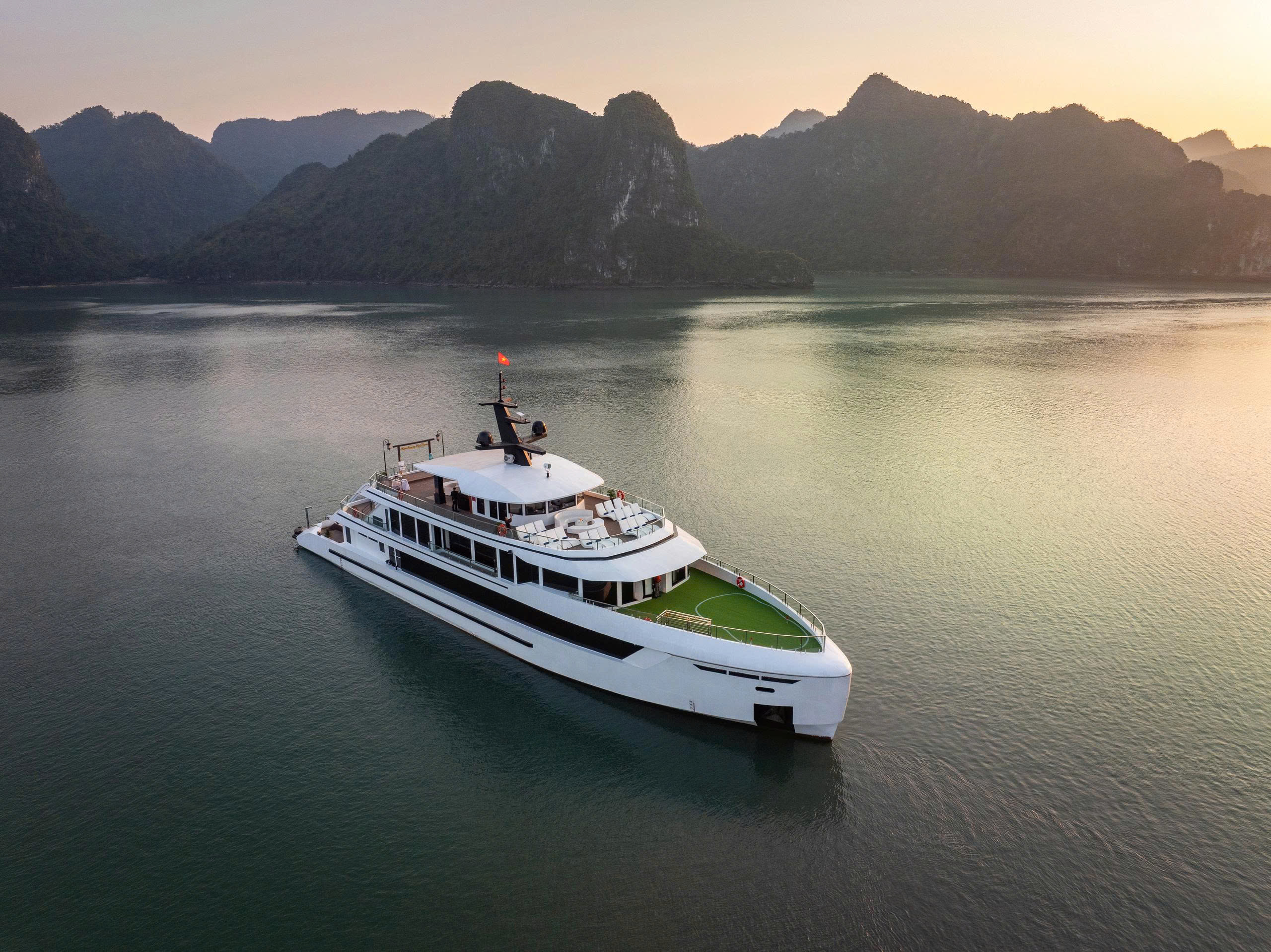 Du Thuyền Hera Cruise 1 Ngày.. Du Thuyền Hera Cruise 1 Ngày..