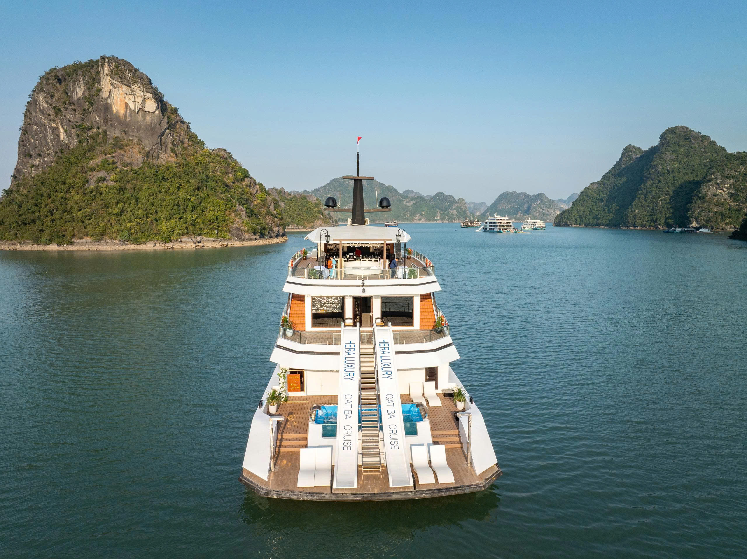 Du Thuyền Hera Cruise 1 Ngày. Du Thuyền Hera Cruise 1 Ngày.